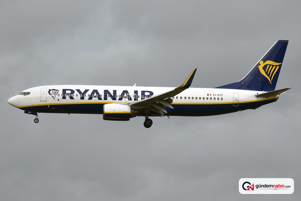 Ryanair uçağında motor parçası camı kırdı, yolcunun başı dışarıya çıktı