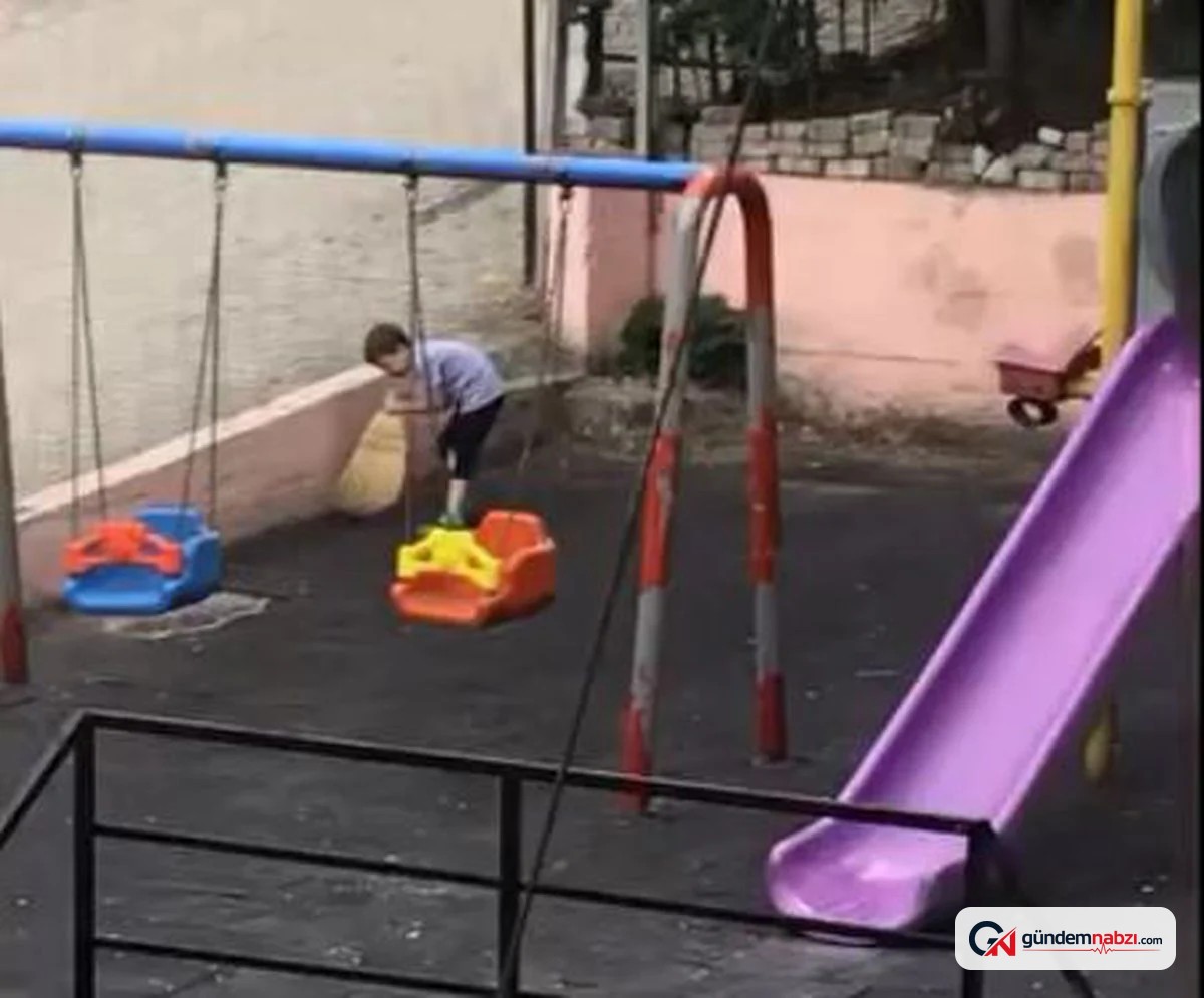 Samsun'da iki çocuk oynadıkları parkı temizledi