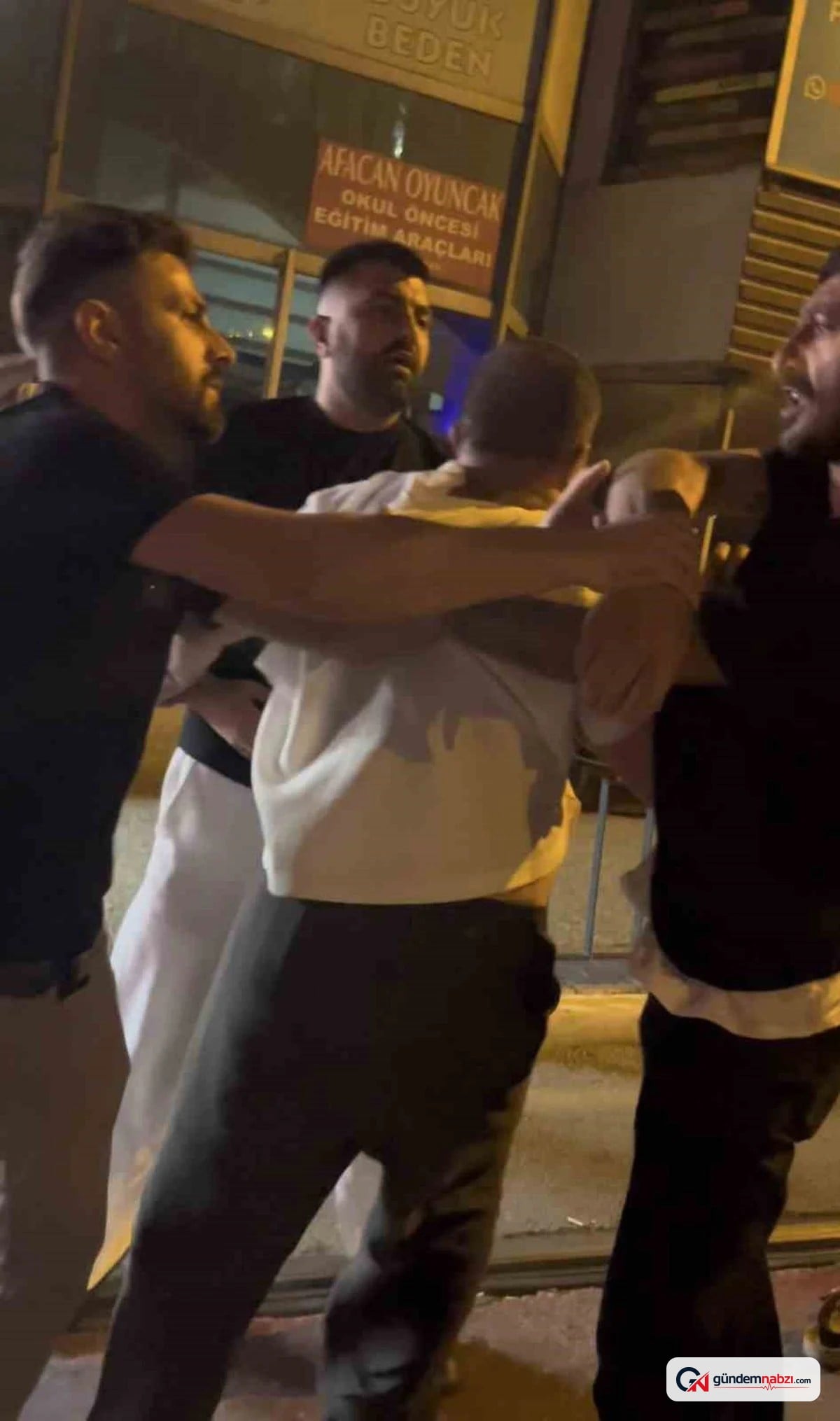 Bursa'da gece kulübü çıkışı kavga: Polis müdahale etti