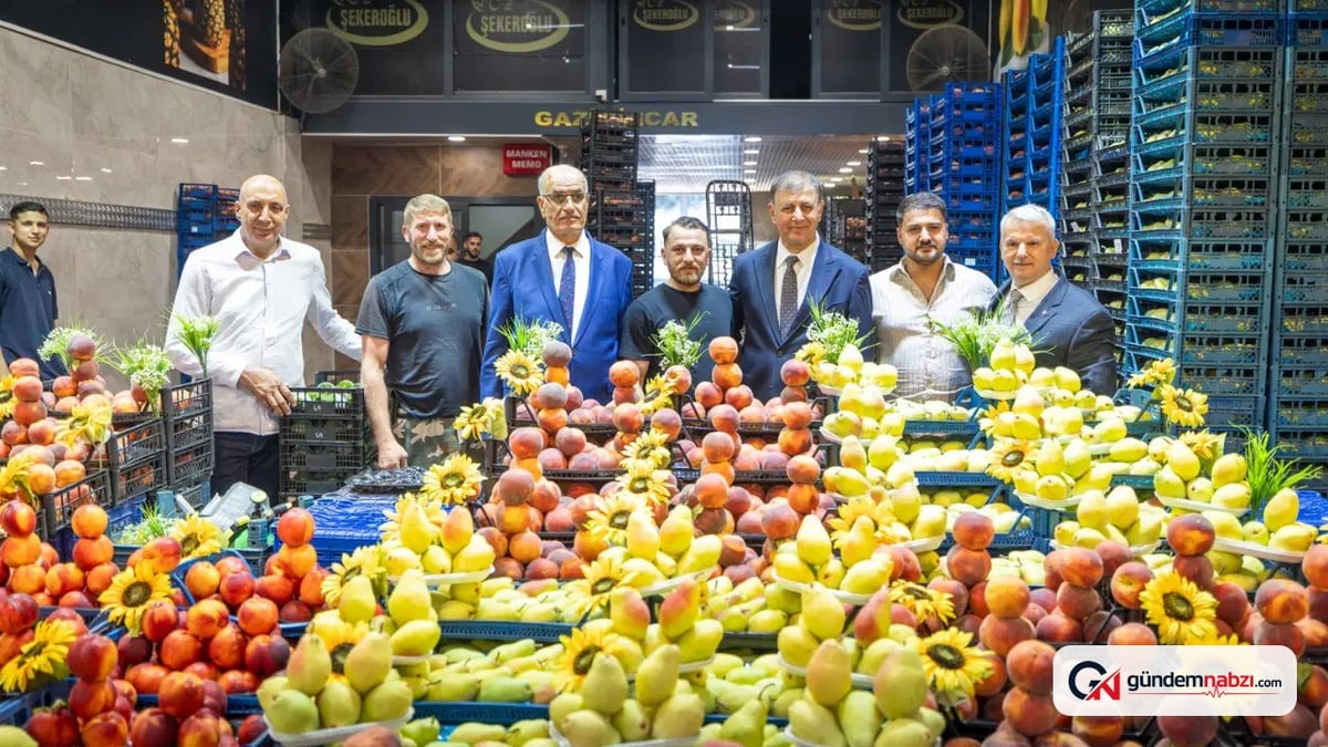 İzmir Büyükşehir Belediye Başkanı Tugay, esnafla bir araya geldi