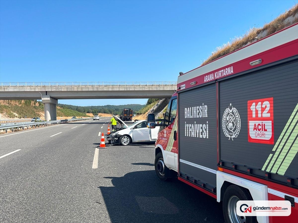 Balıkesir'de otomobil tıra çarptı: 2 yaralı