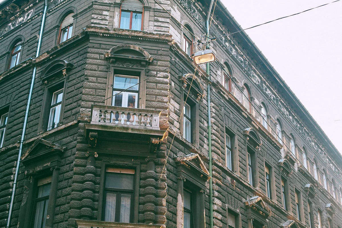 Konya'da ikinci kattan düşen 6 yaşındaki çocuk ağır yaralandı