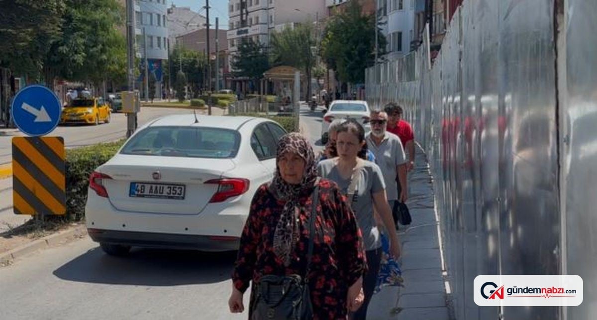 Eskişehir'de inşaat paravanı yayaların geçişini engelledi