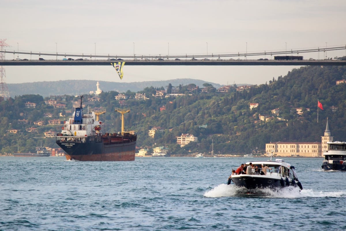 İstanbul Boğazı'ndan yılın ilk yarısında 19 bin 277 gemi geçti
