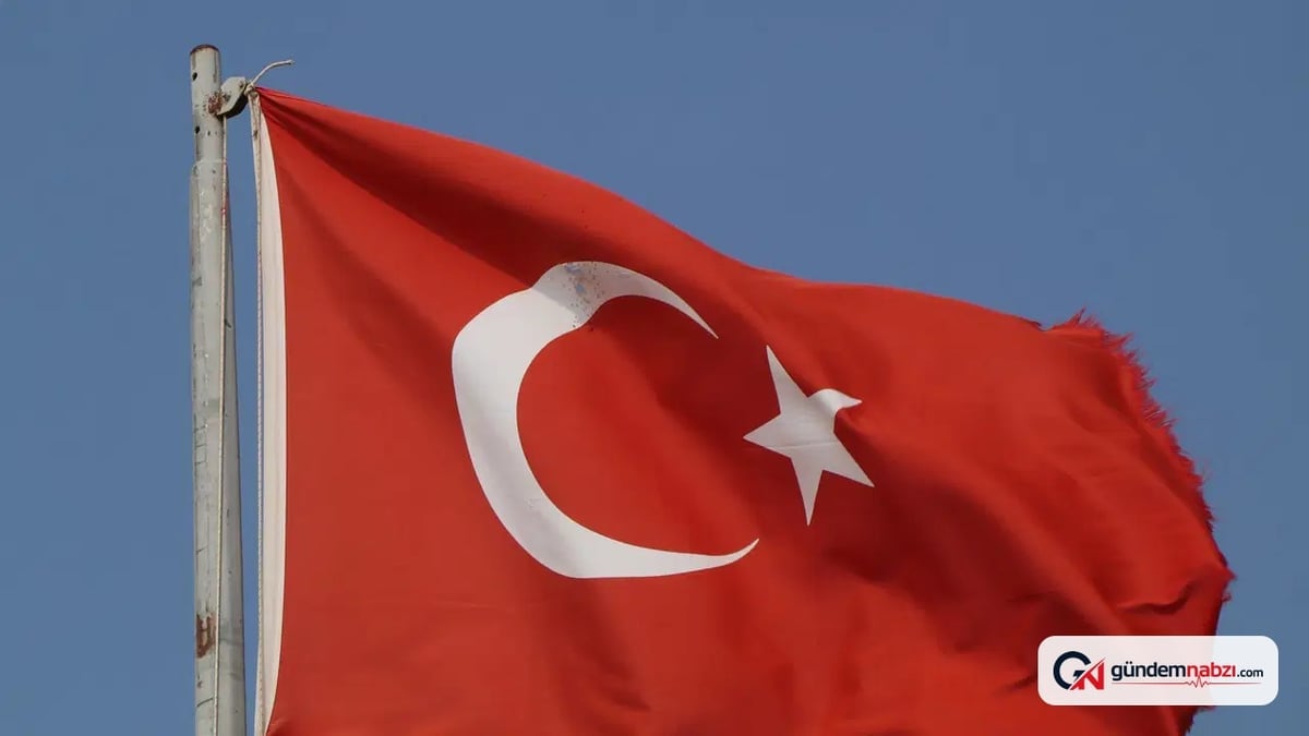 Burdur'da Türk bayrağına av tüfeğiyle ateş edildi