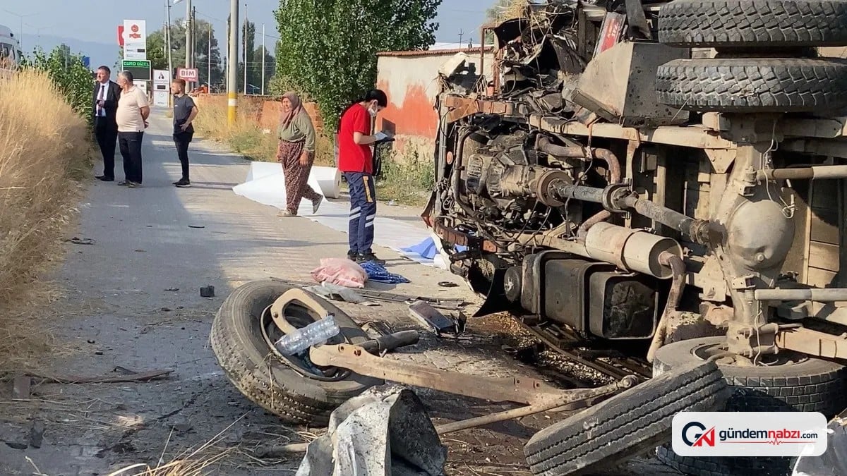 Afyonkarahisar'da yolcu otobüsü ile kamyon çarpıştı: 1 ölü, çok sayıda yaralı