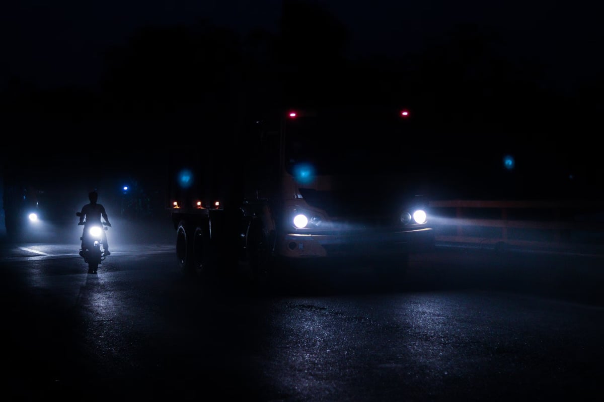 Sakarya'da motosiklet römorka çarptı: Sürücü hayatını kaybetti
