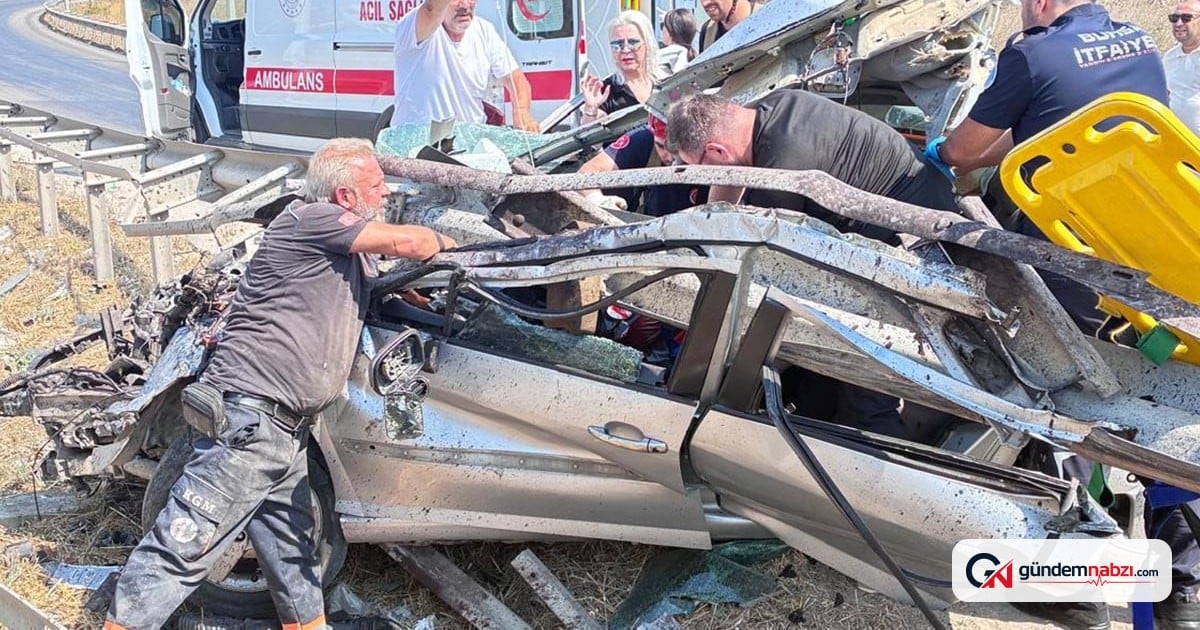 Bursa'da kaza: Bariyerlere çarpan otomobil demir yığınına döndü