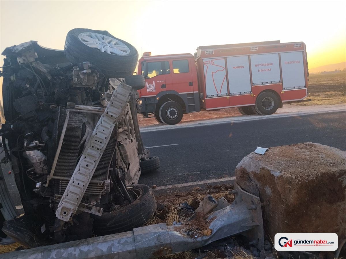 Mardin'de hafif ticari araç devrildi: 2 yaralı