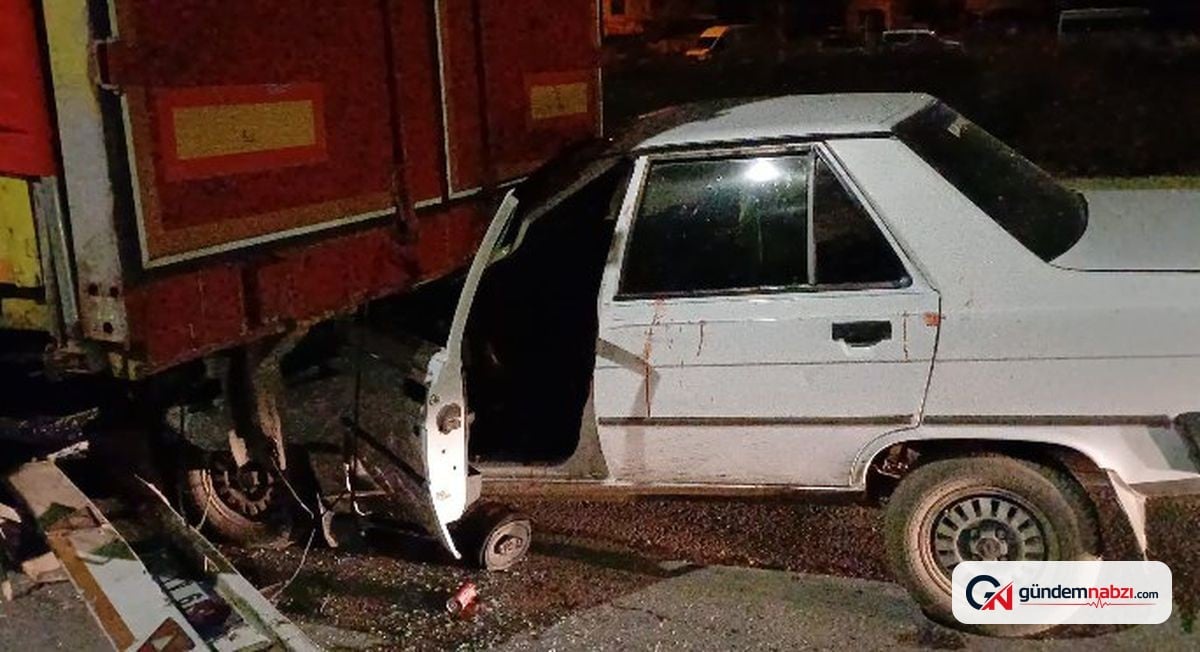 Çorum'da otomobil TIR'a çarptı; alkollü sürücü yaralandı
