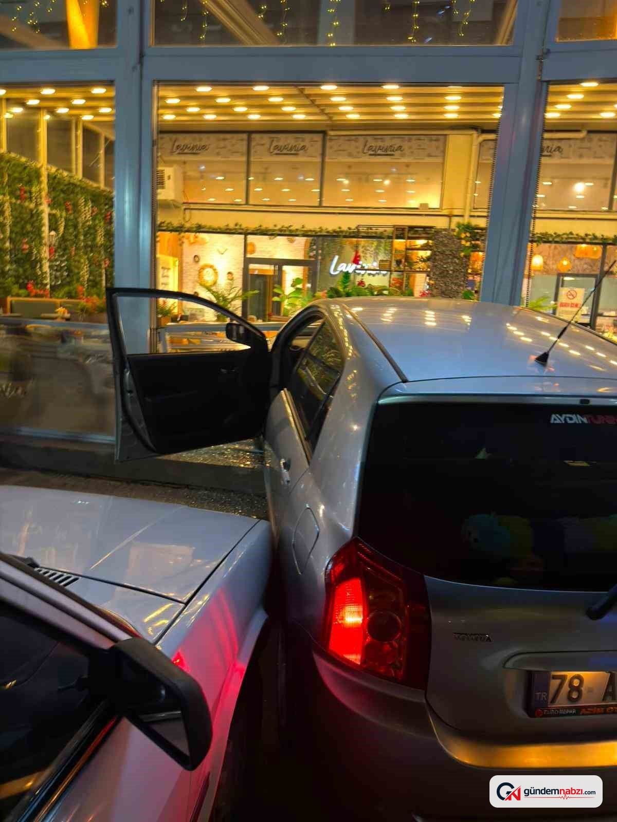 Karabük'te otomobil kafeye girdi: 1 yaralı