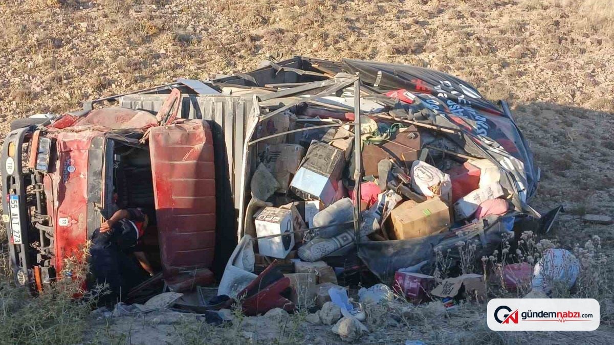 Sivas'ta nakliye kamyonu devrildi: 2 yaralı