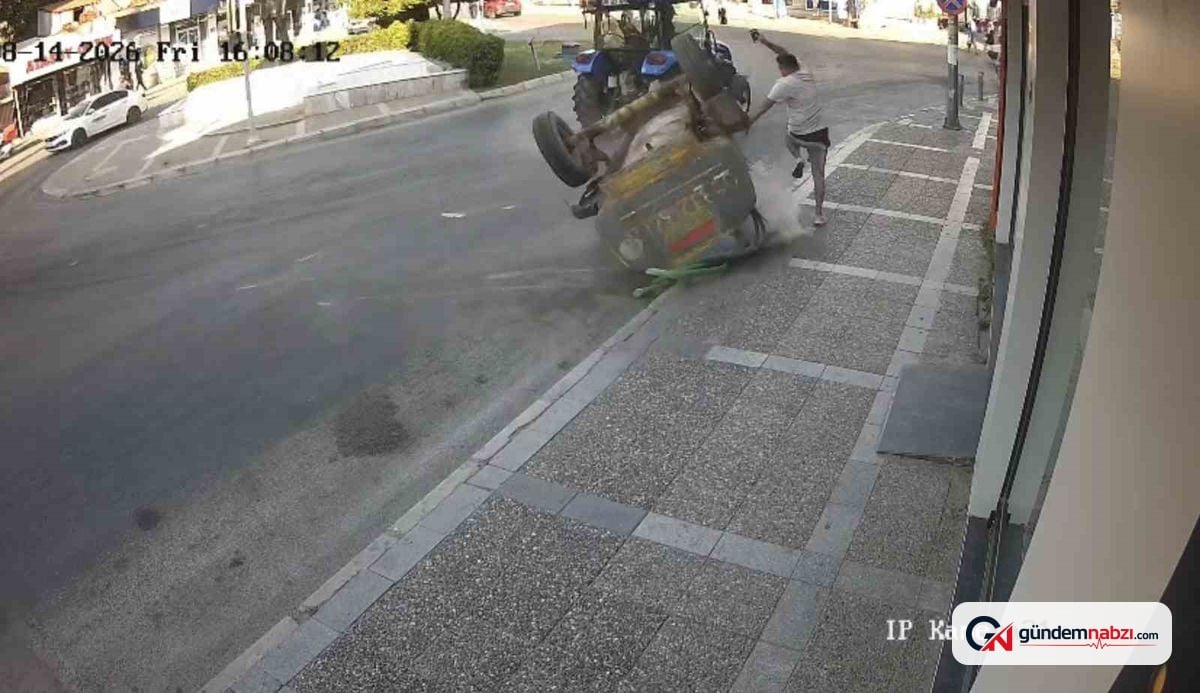 İzmir'de traktörden kopan tanker yaya çarpmadan devrildi