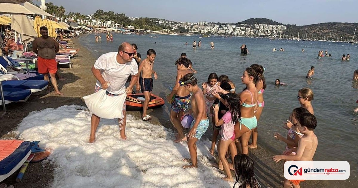 Muğla'da işletmeci sahile tonlarca buz döktü