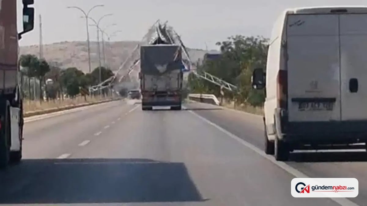 Afyonkarahisar'da Damperi açık unutulan kamyon yön levhasını yıktı