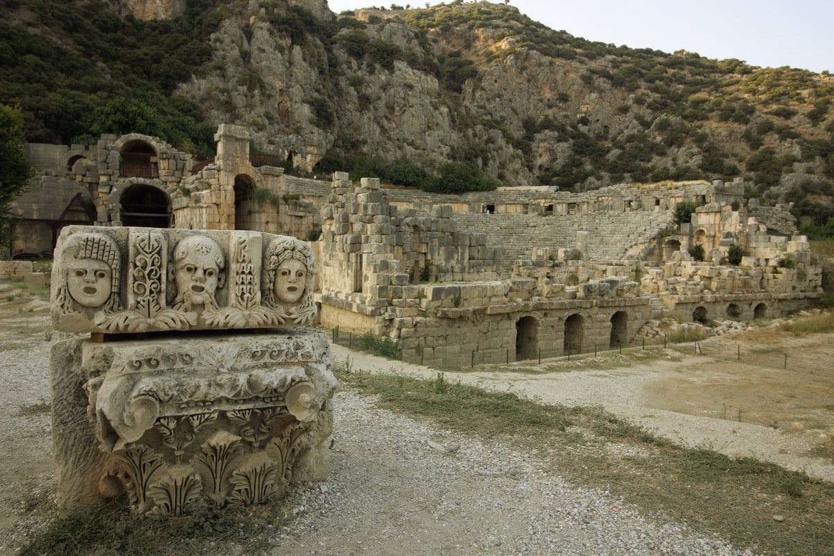 Antalya’da 22 adet kaçak tarihi eser ele geçirildi