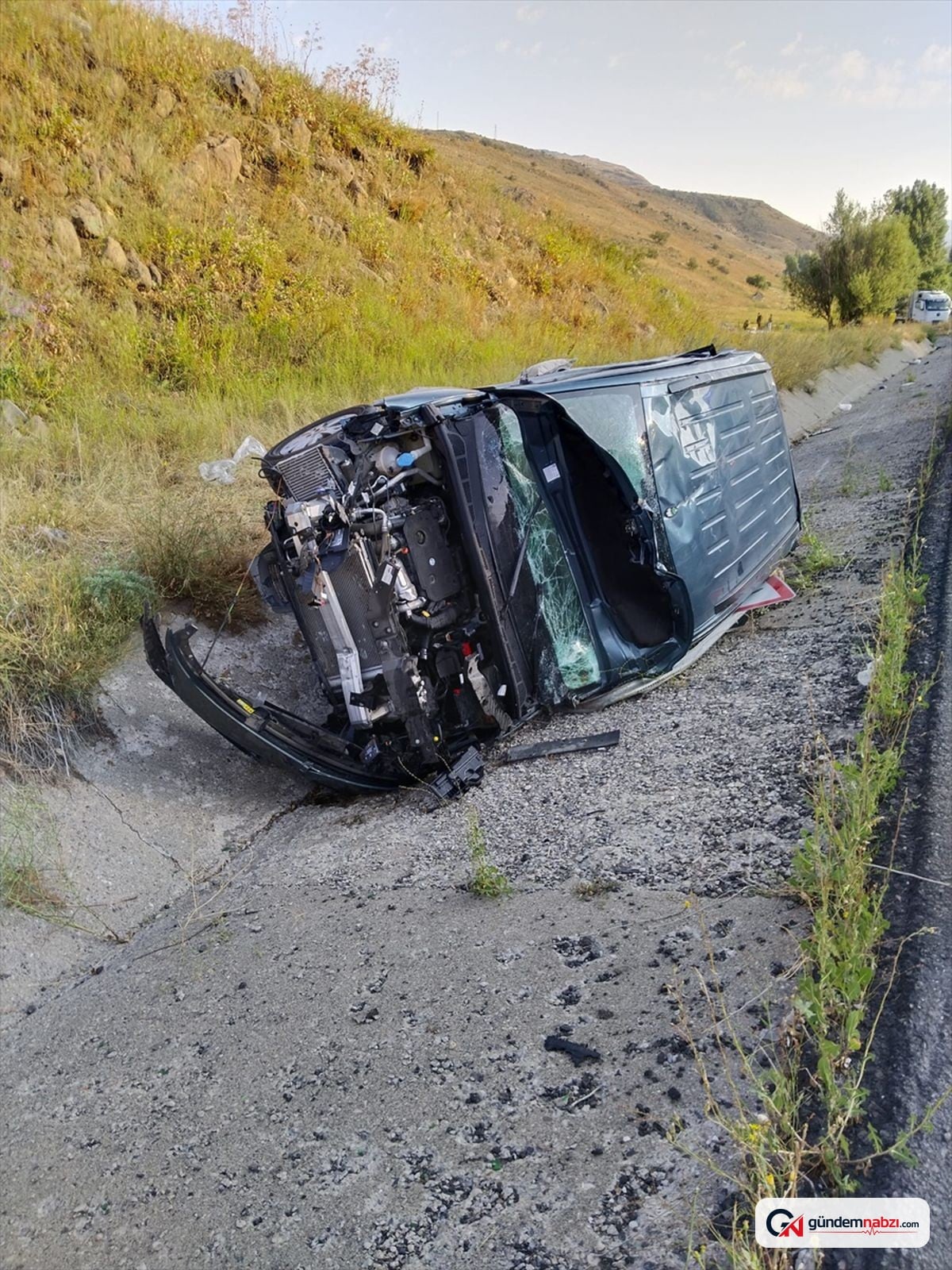 Erzurum'da tıra çarpan hafif ticari araç kanala devrildi: 4 yaralı