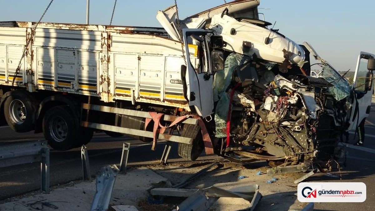 Çanakkale'de bariyerlere çarpan kamyonda 2 kişi hayatını kaybetti