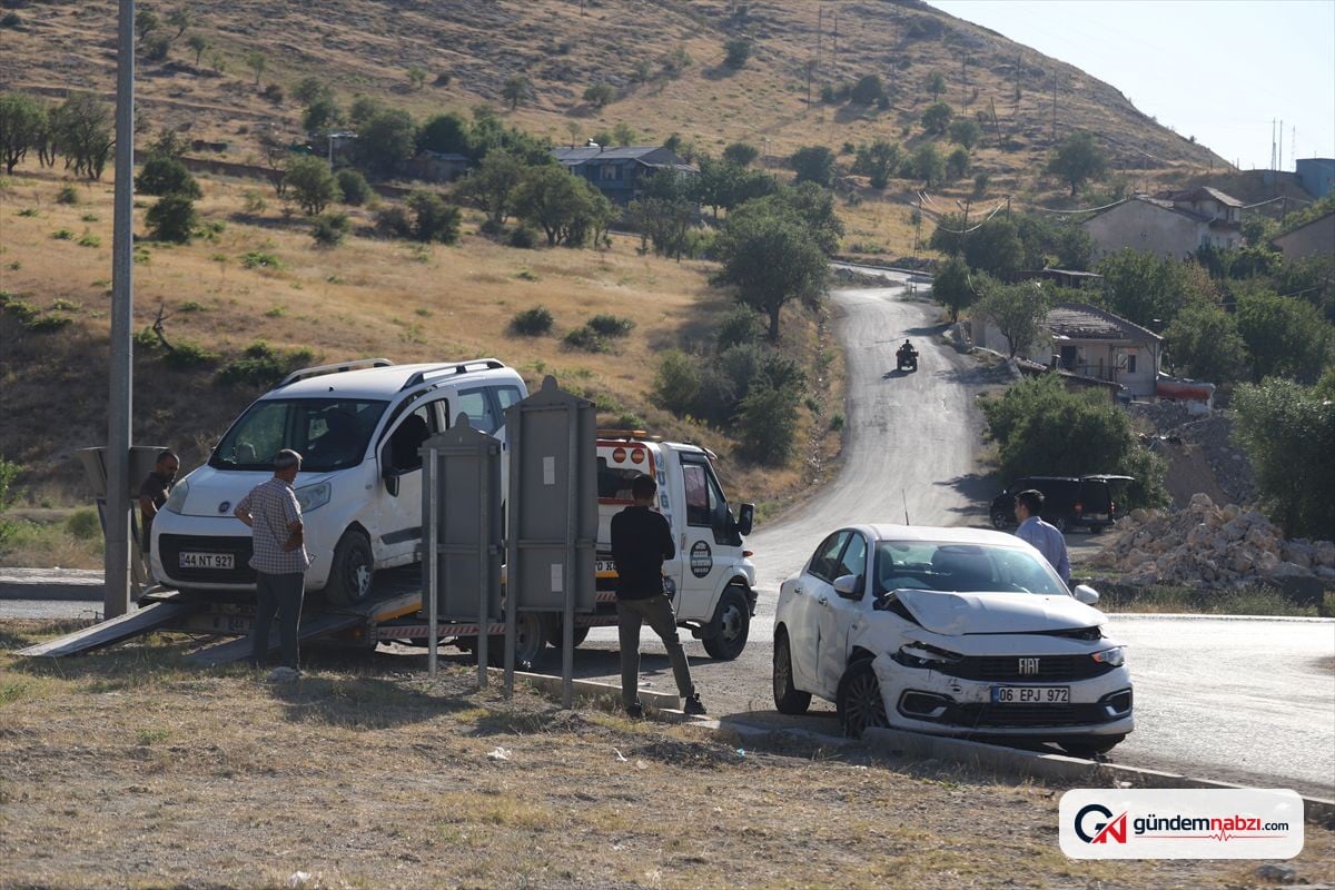 Malatya'da otomobil ile ticari araç çarpıştı: 2 yaralı