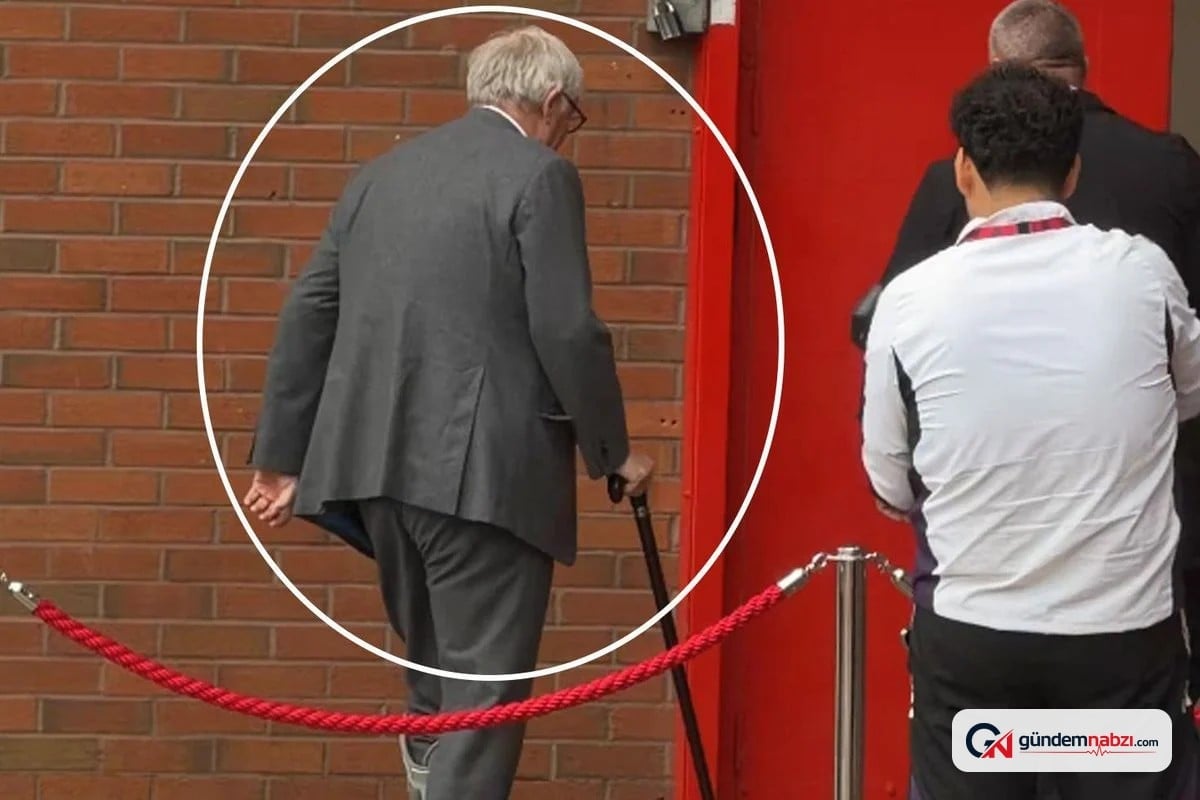 Sir Alex Ferguson bastonla Old Trafford'a geldi
