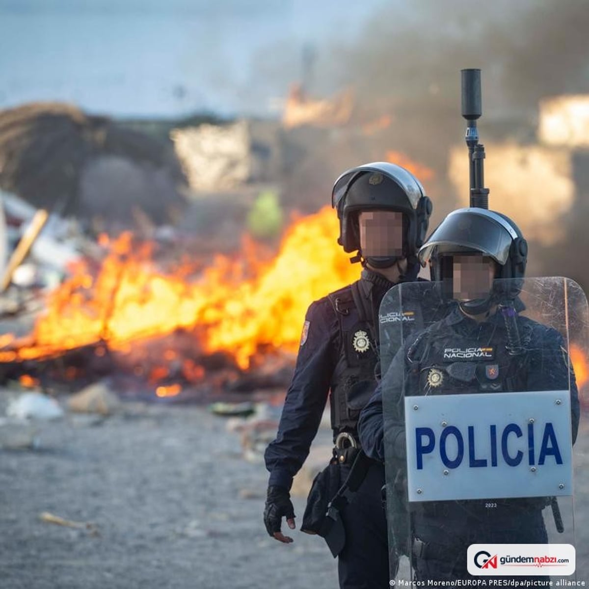 Ceuta'da protestocular, mülteci kampına saldırdı ve ateşe verdi