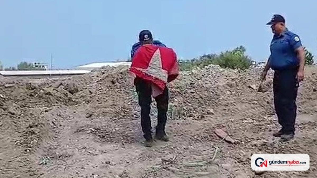 Hatay'da enkazdan Türk bayrağını alıp başına koyan polis memuru dikkat çekti