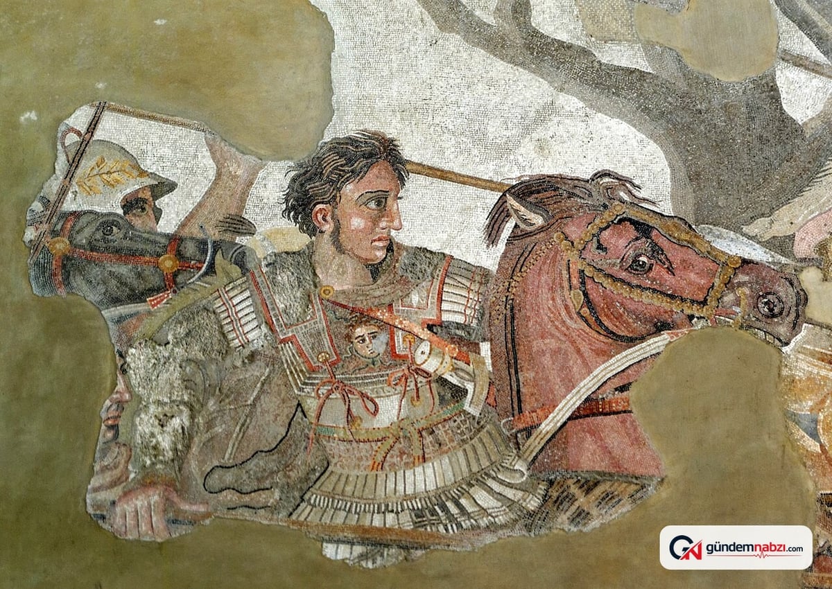 Elazığ'da kiraz fidanı dikerken 1700 yıllık Roma mozaiği bulundu