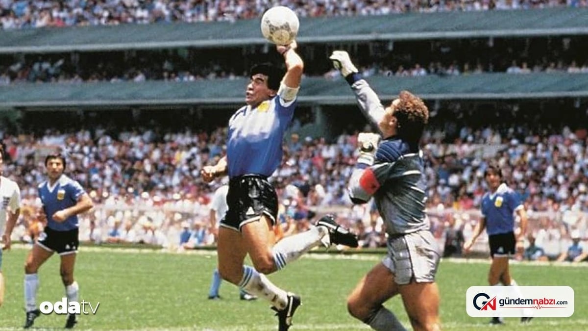Maradona'nın 'Tanrı'nın Eli' topu 3,3 milyon dolara satıldı