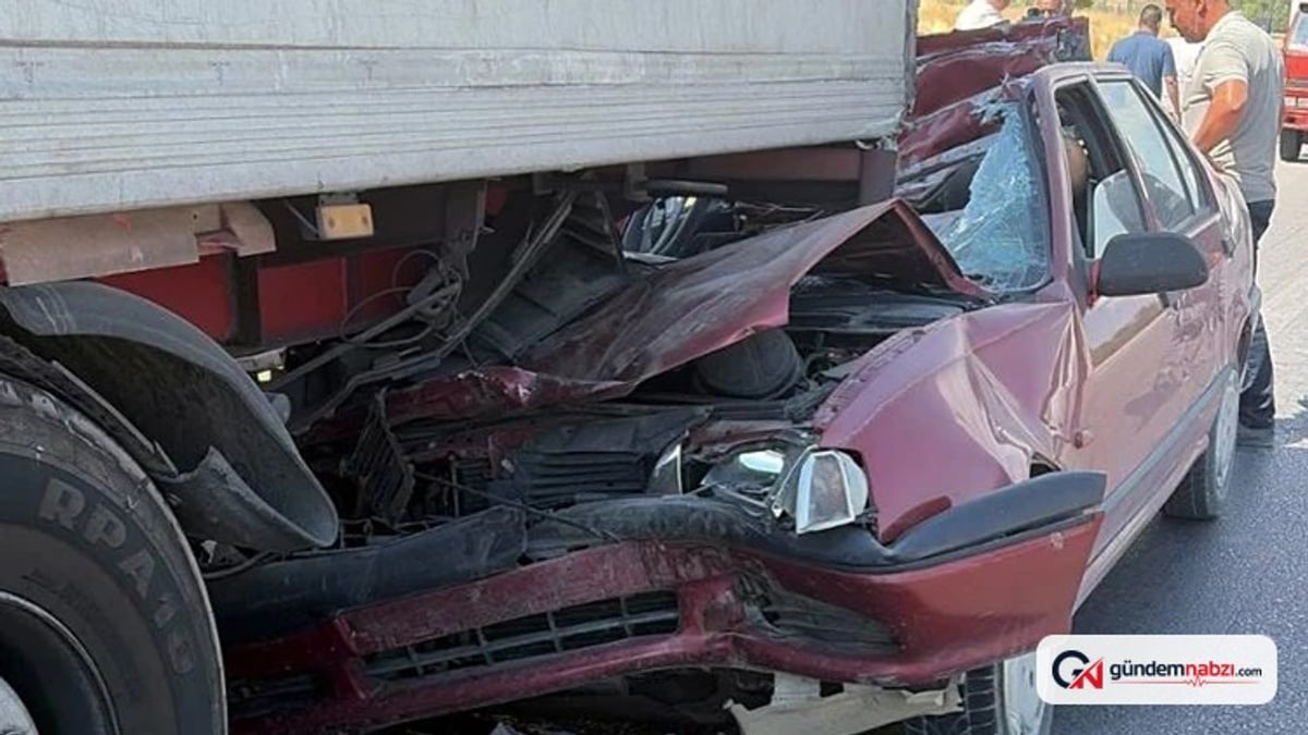 Afyonkarahisar'da TIR'a çarpan otomobilin sürücüsü hayatını kaybetti