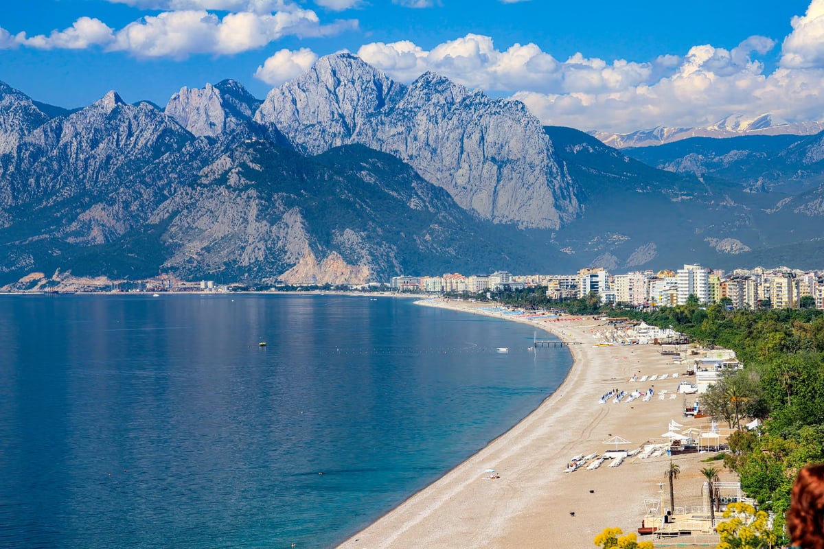 Antalya Büyükşehir Belediyesi'nden turizm koridorunda asfalt çalışması