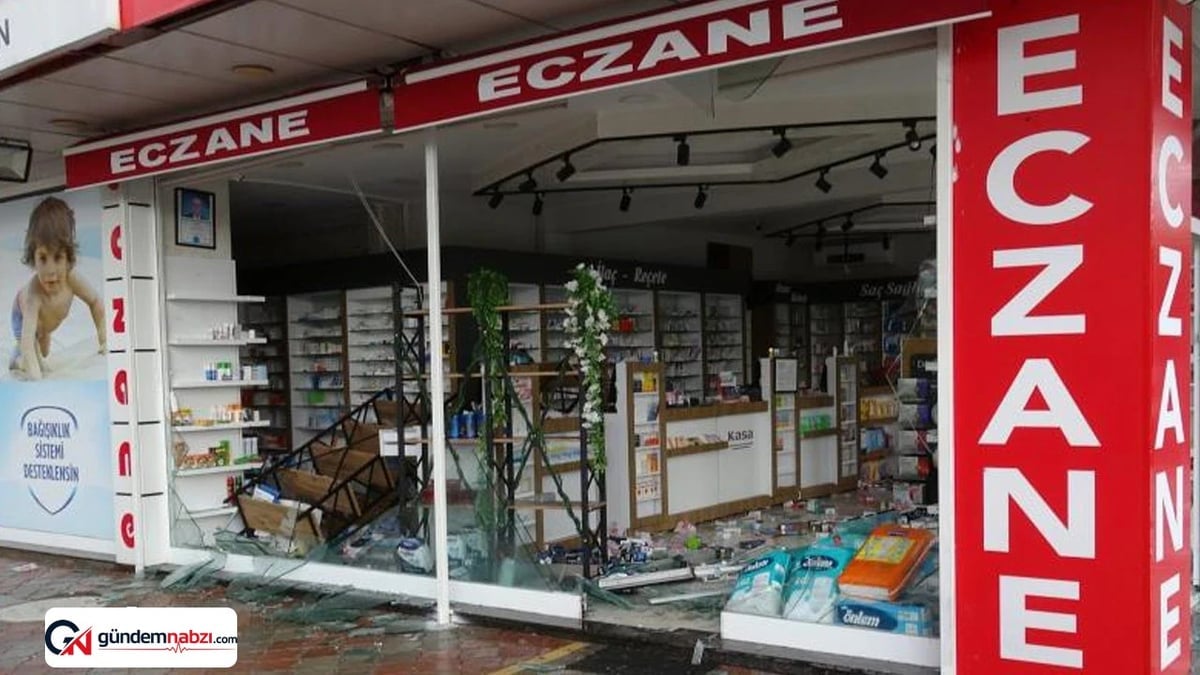 Malatya'da fırtına nedeniyle ağaçlar devrildi, camlar kırıldı