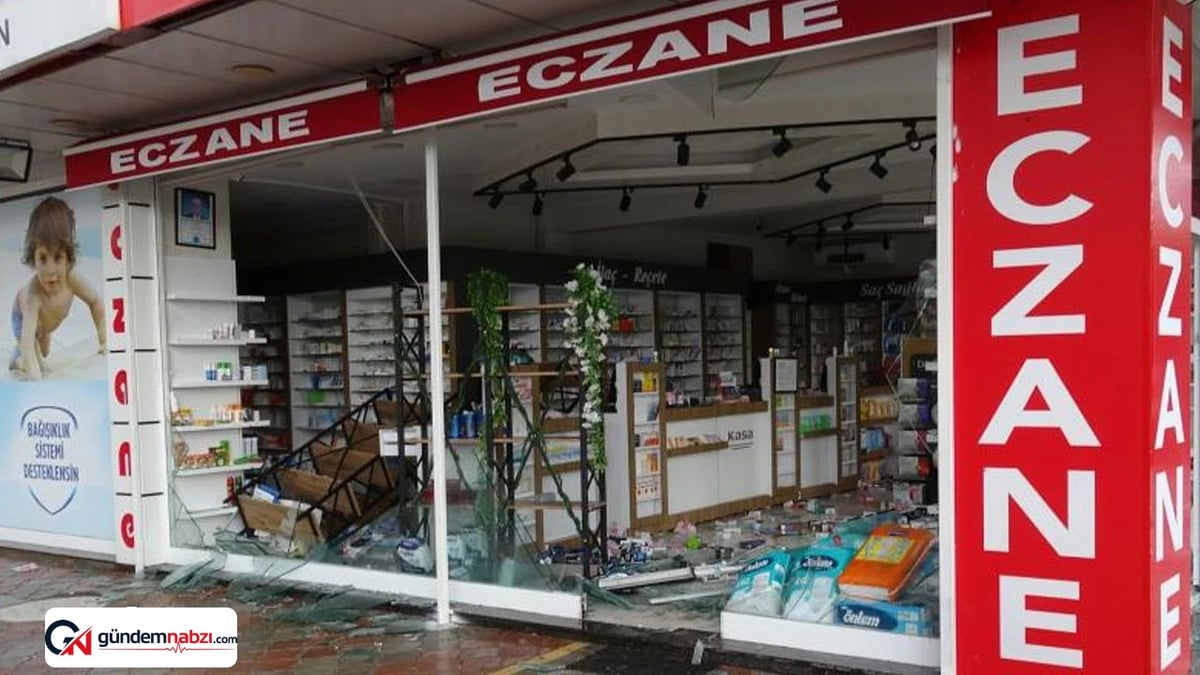 Malatya'da fırtına nedeniyle ağaçlar devrildi, camlar kırıldı