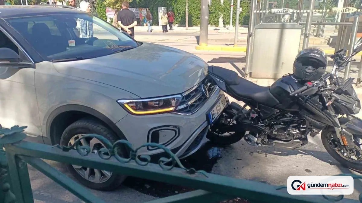 Yayalara yol veren motosikletliye otomobil çarptı