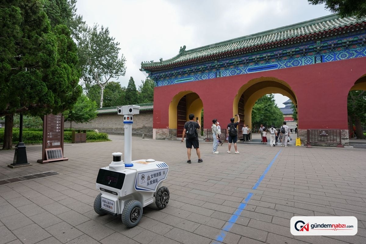 Pekin'deki parklarda robotlar göreve başladı