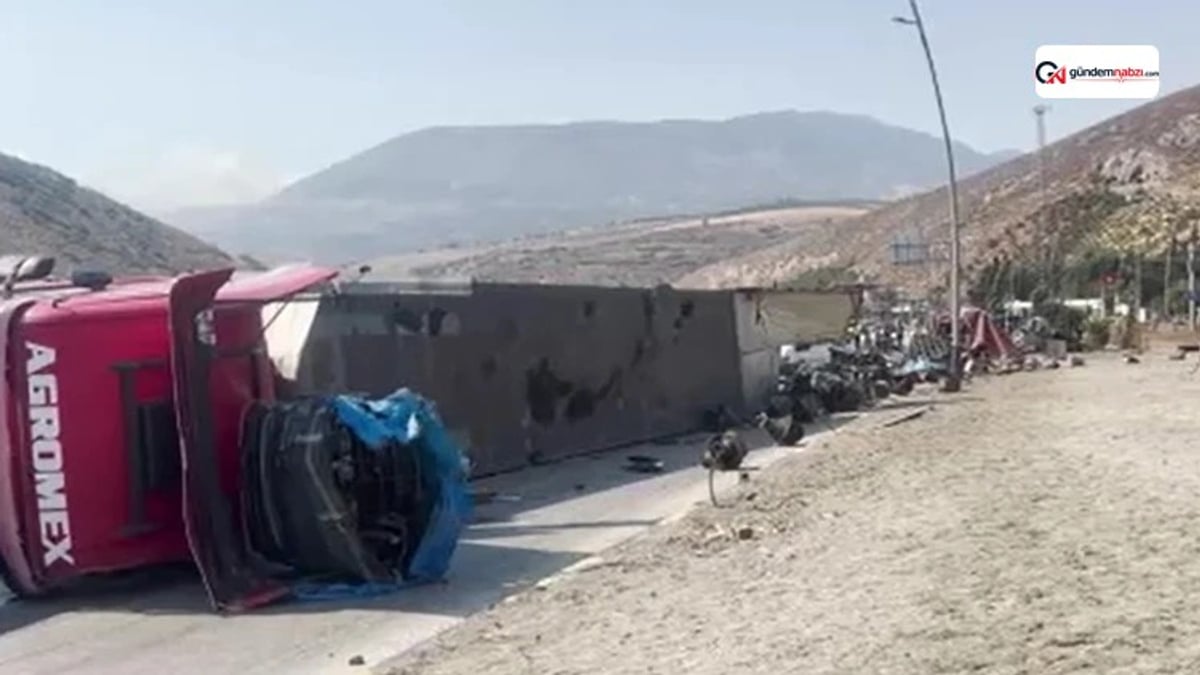 Hatay'da fren arızası nedeniyle devrilen TIR otomobile çarptı