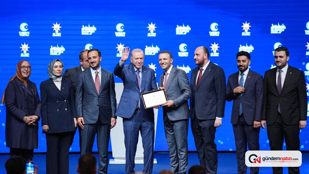 AK Parti'ye katılan üç belediye başkanına rozetleri takıldı