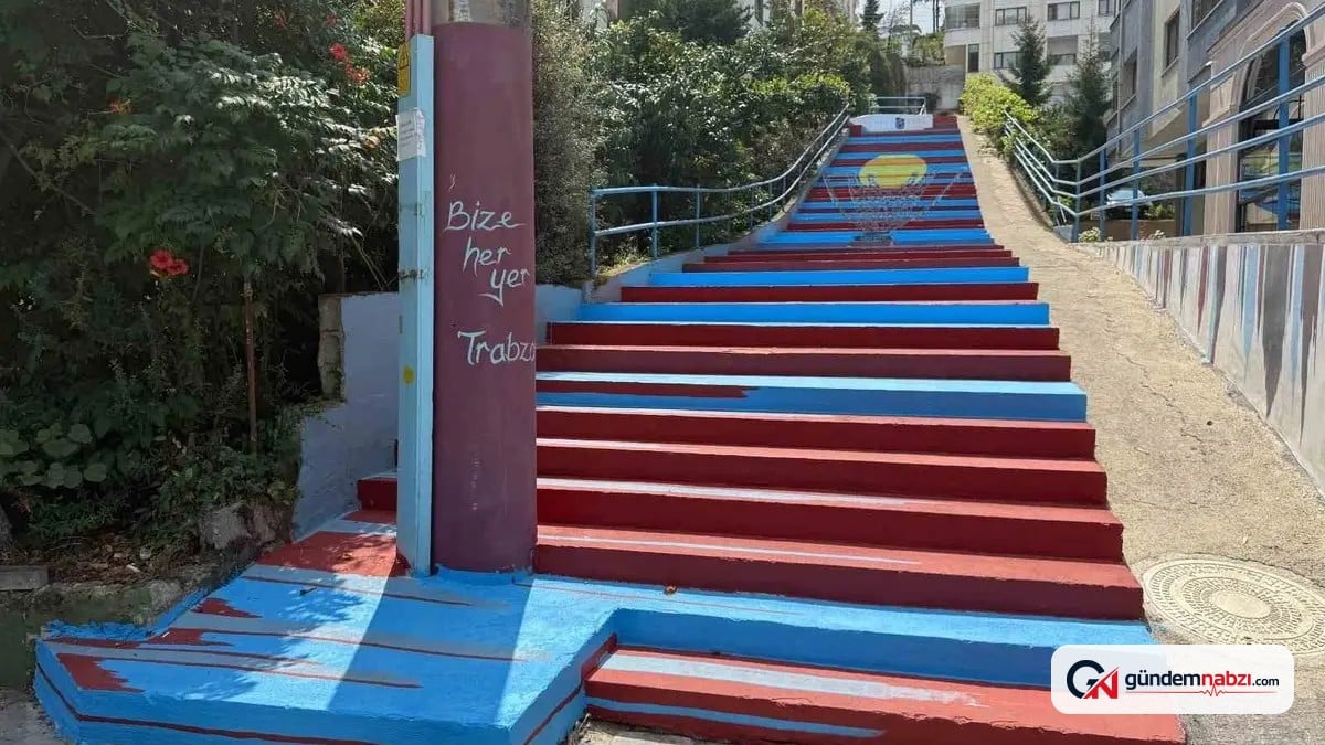 Trabzon'da kaldırımlar bordo maviye boyanıyor