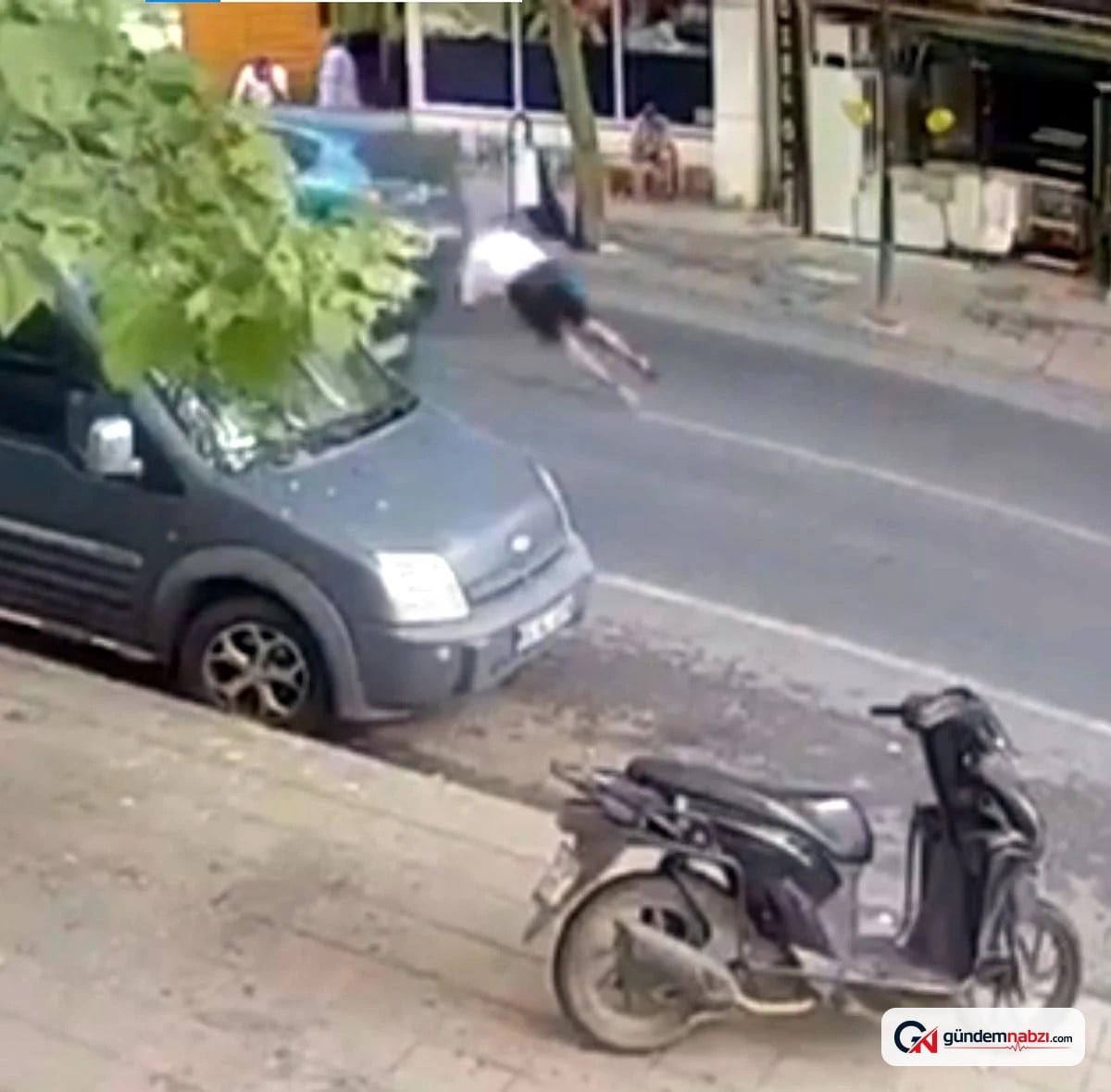 Otomobilin çarptığı yaya metrelerce savruldu