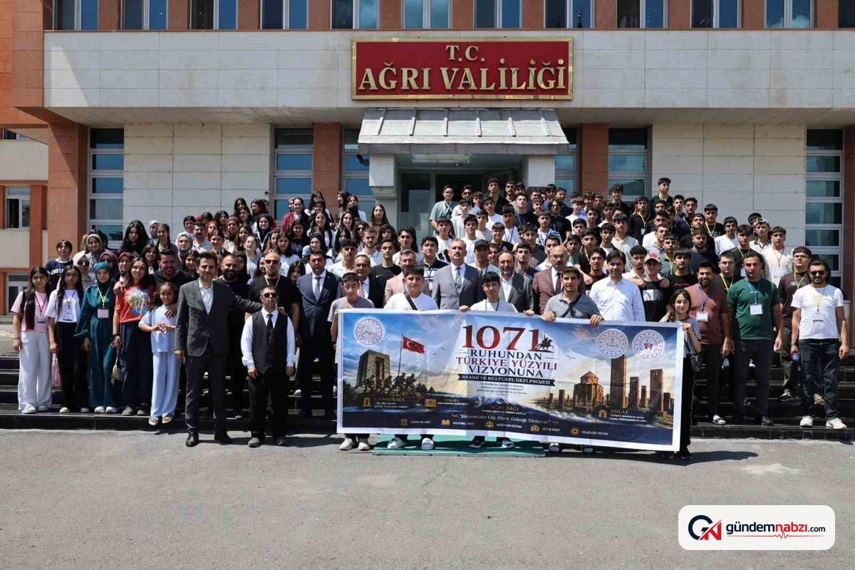 Ağrı'dan 200 öğrenci Çanakkale ve Ankara'ya kültür gezisine gönderildi