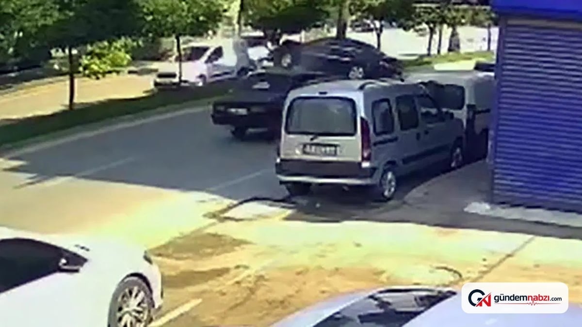 Adana'da ağaca çarpan otomobilde 7 kişi yaralandı