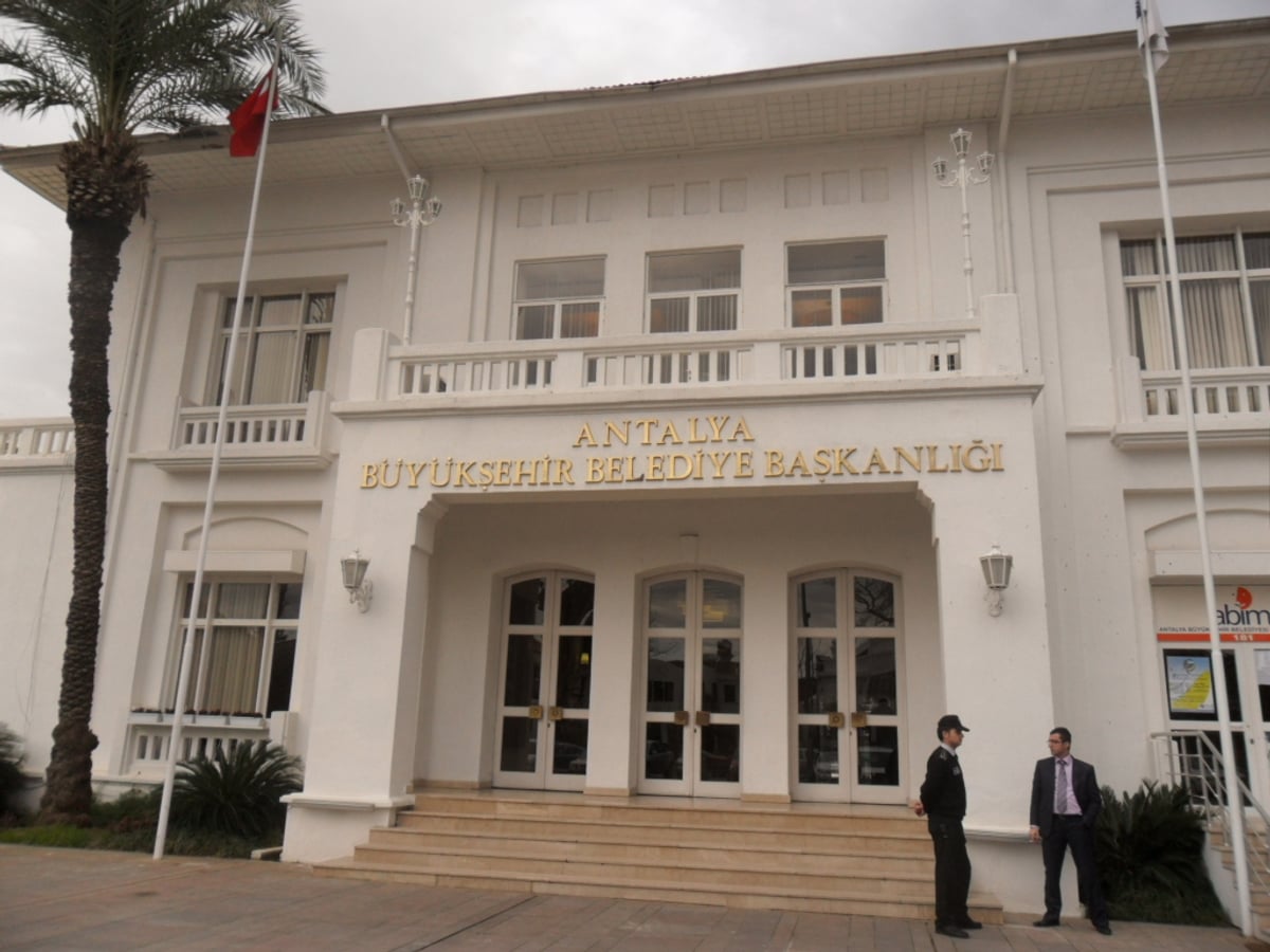 Antalya'da dilencilik operasyonunda 17 bin 180 liraya el konuldu