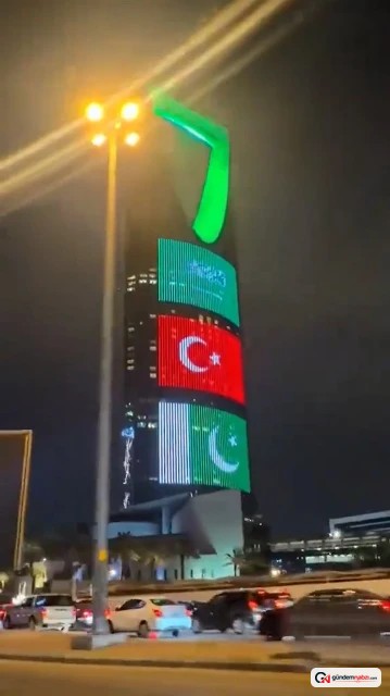 Suudi Arabistan'da sokaklar ve binalar Türk bayraklarıyla donatıldı