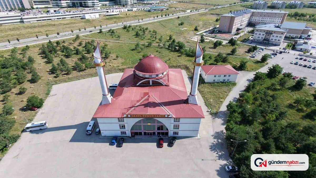 Erzurum'daki kalem minareli cami mimarisiyle ilgi görüyor
