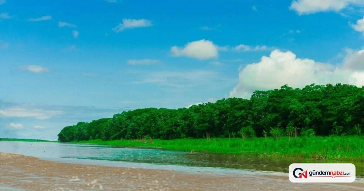 Peru'daki Shanay-Timpishka Nehri'nde kaynar su fışkırıyor