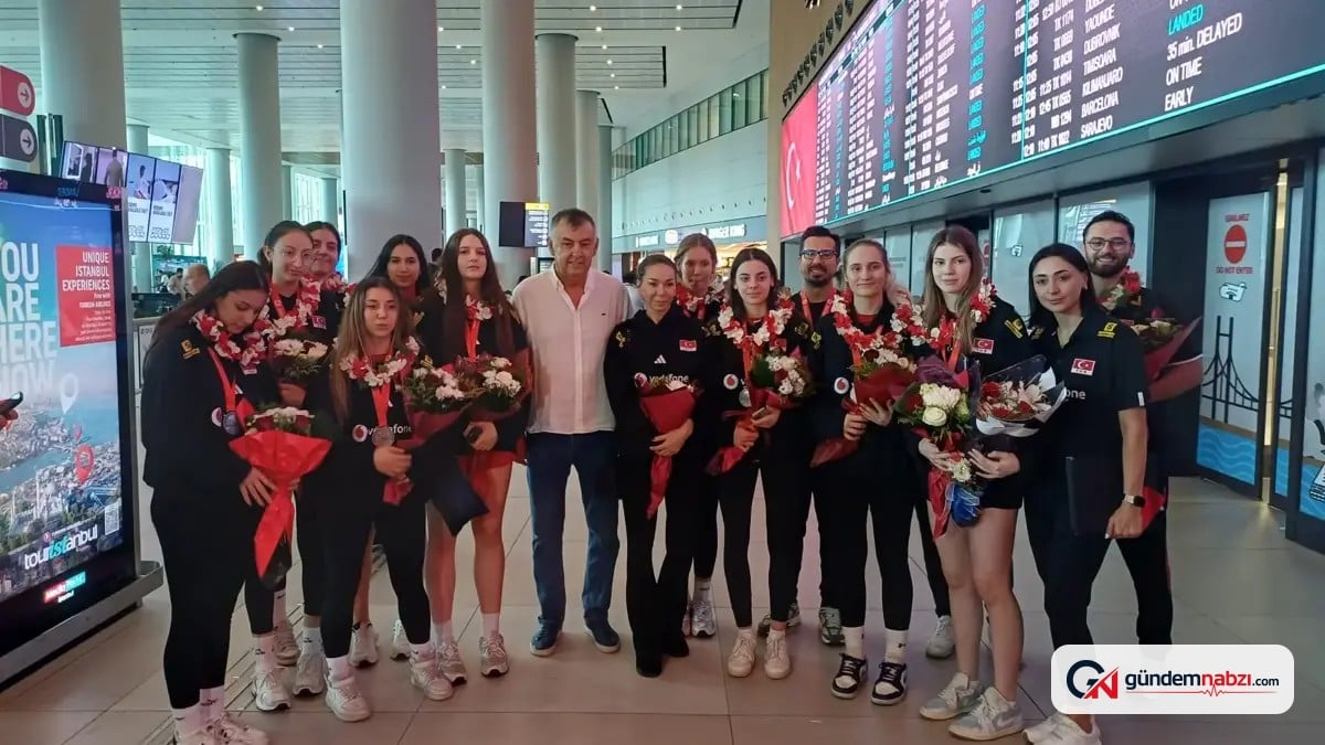 Genç Kız Voleybol Milli Takımı, Havalimanında çiçeklerle karşılandı