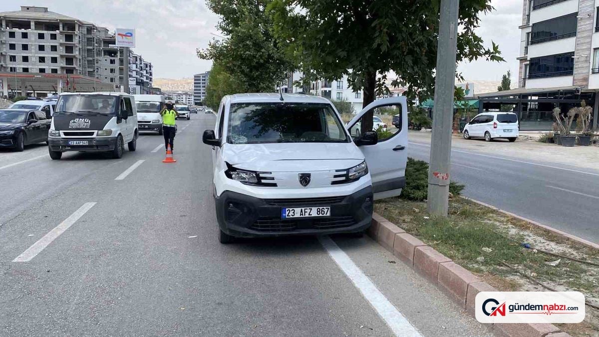 Elazığ'da hafif ticari araç kadına çarptı, kadın ağır yaralandı