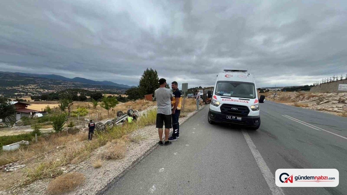 Kütahya Emet'te traktör ile hafif ticari araç çarpıştı: 2 yaralı