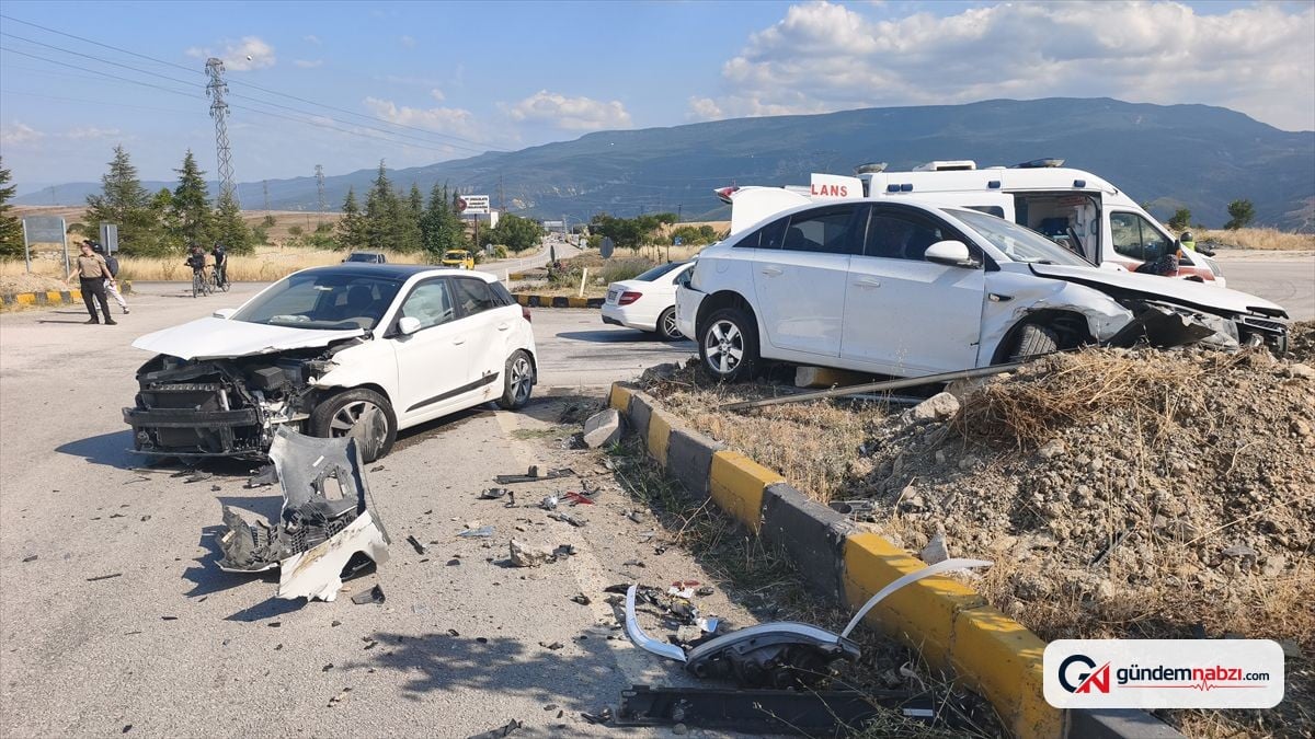 Karabük'te iki otomobil çarpıştı: 7 yaralı