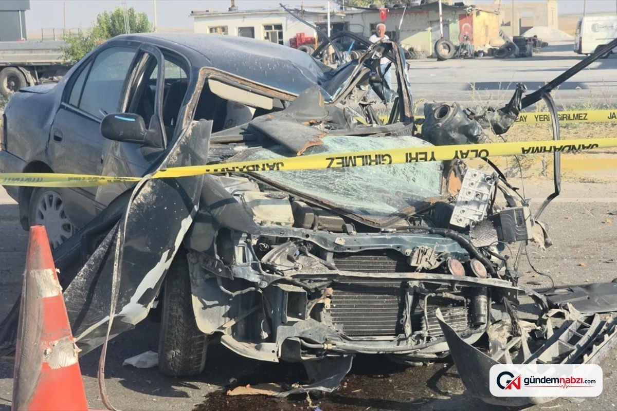 Aksaray'da aydınlatma direğine çarpan otomobil devrildi: 2 ölü, 2 yaralı