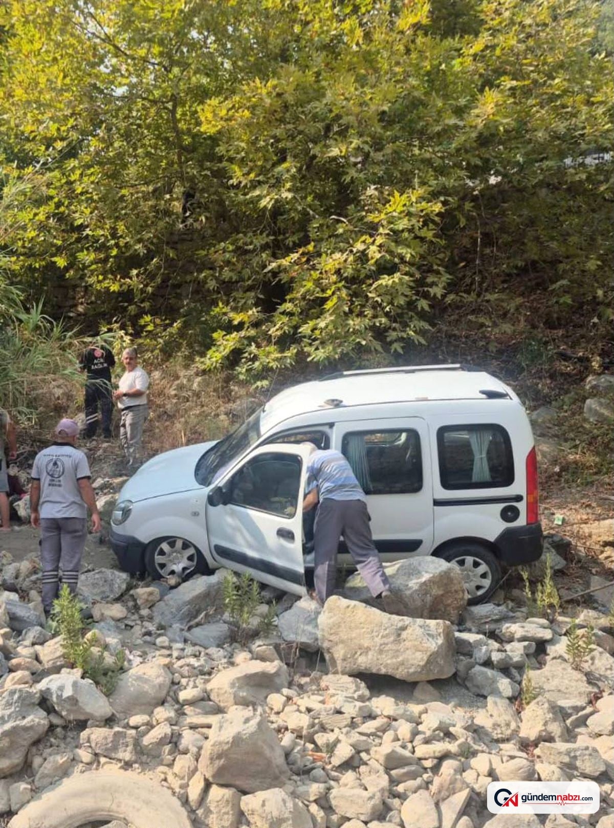 Antalya Alanya'da araç şarampole yuvarlandı: 3 hafif yaralı